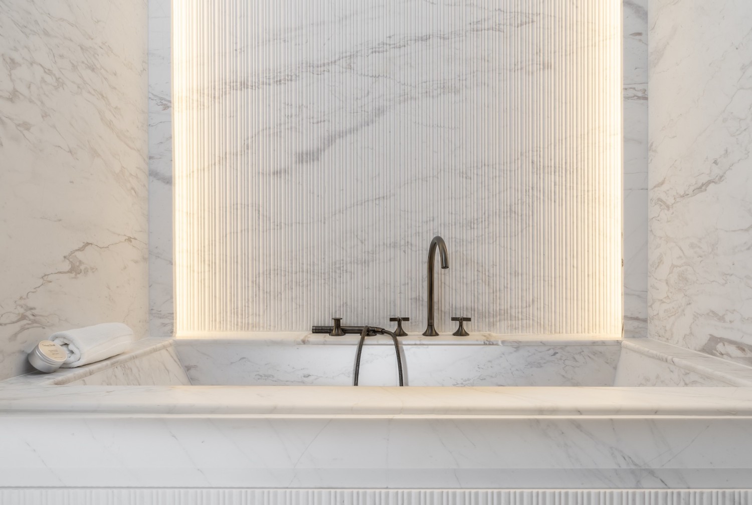 Primer pla del mirall de disseny al bany de la Junior Suite amb il·luminació integrada.